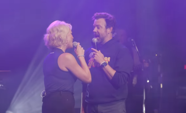 ‘Ted Lasso’ Stars Jason Sudeikis and Hannah Waddingham Sing ‘Shallow’ at Kansas City Benefit Concert